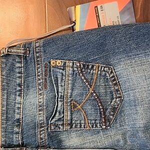 DKNY Low Rise Jeans with Slim Fit And Straight Leg Jeans Size 8, NWT
